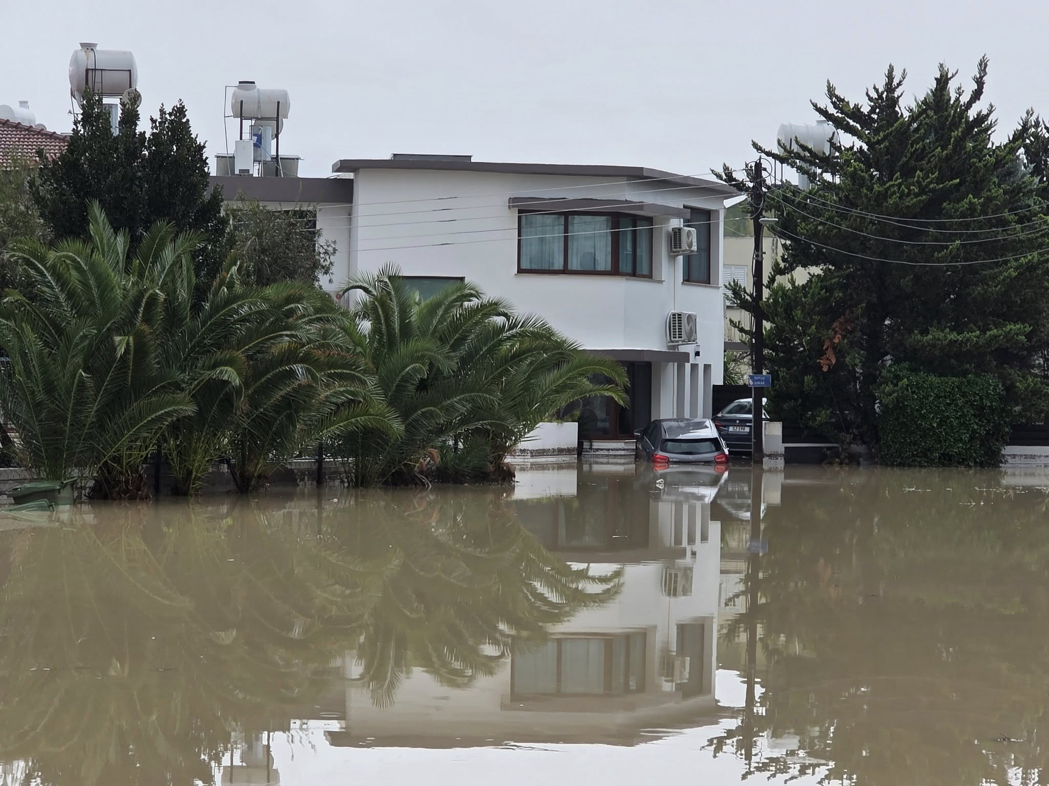 KKTC'deki olumsuz hava koşulların neden olduğu su taşkınları Rum basınında...