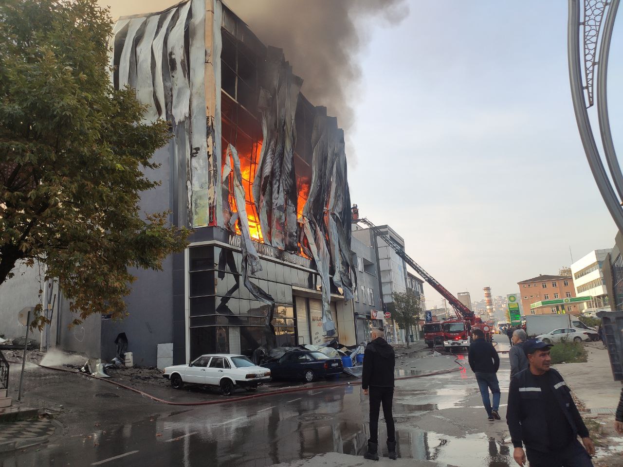 Kocaeli'de parfüm deposunda çıkan yangında 6 kişi hayatını kaybetti