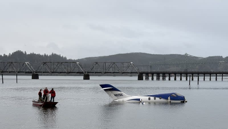 Oregon’da küçük uçak pistten kayarak suya düştü