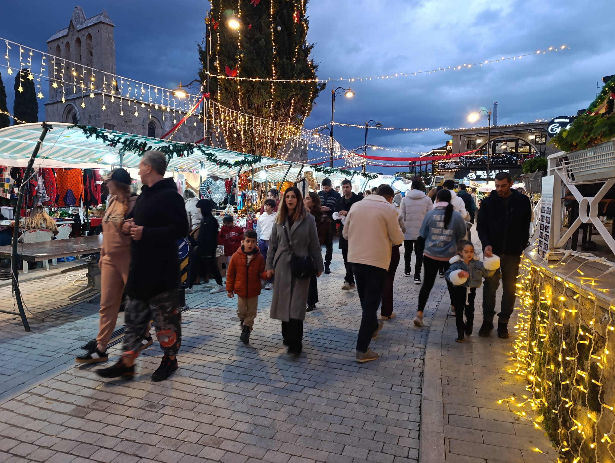 Yeni Yıl Pazarı'na yoğun ilgi