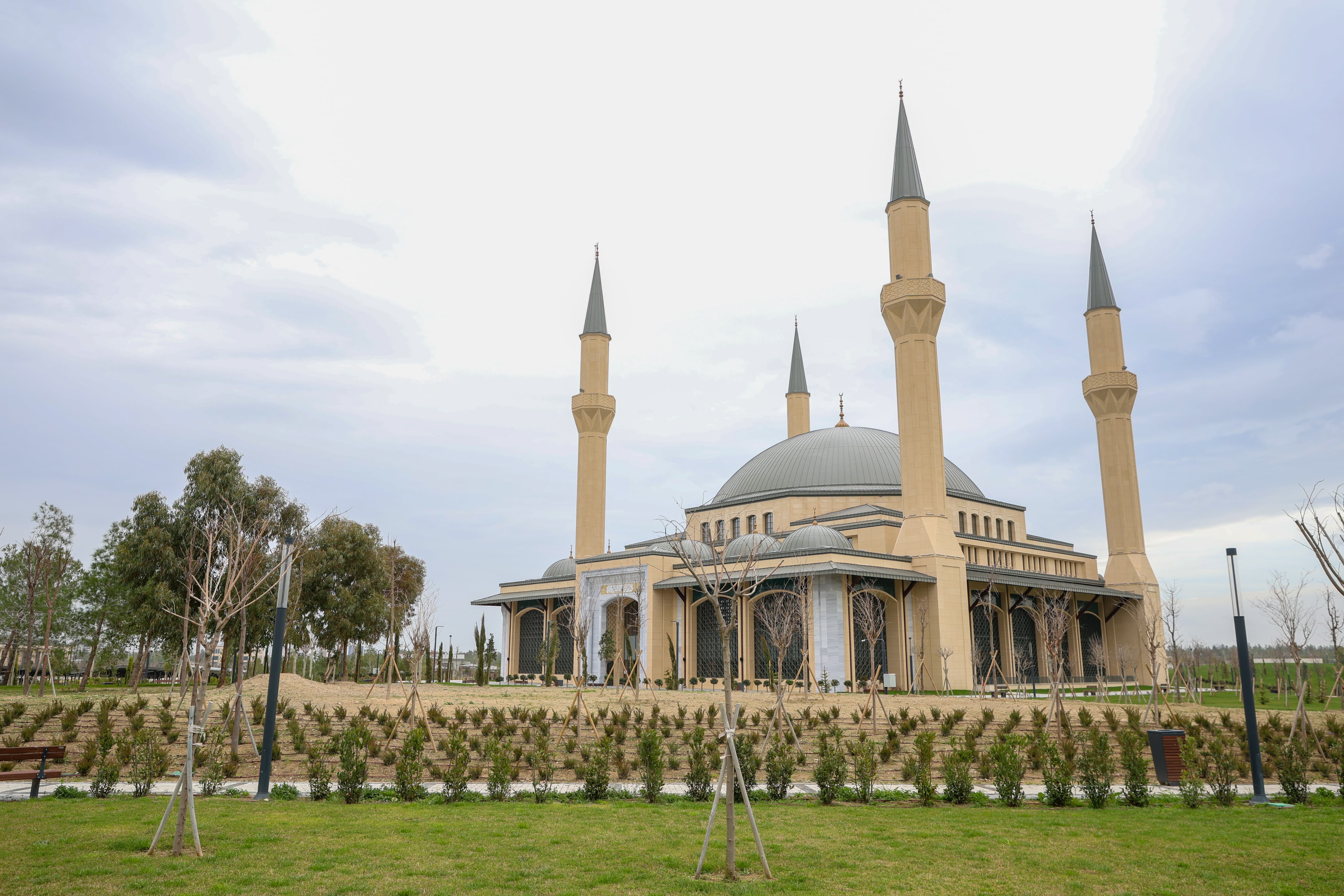 Yapımı tamamlanan Millet Camisi ramazana hazır