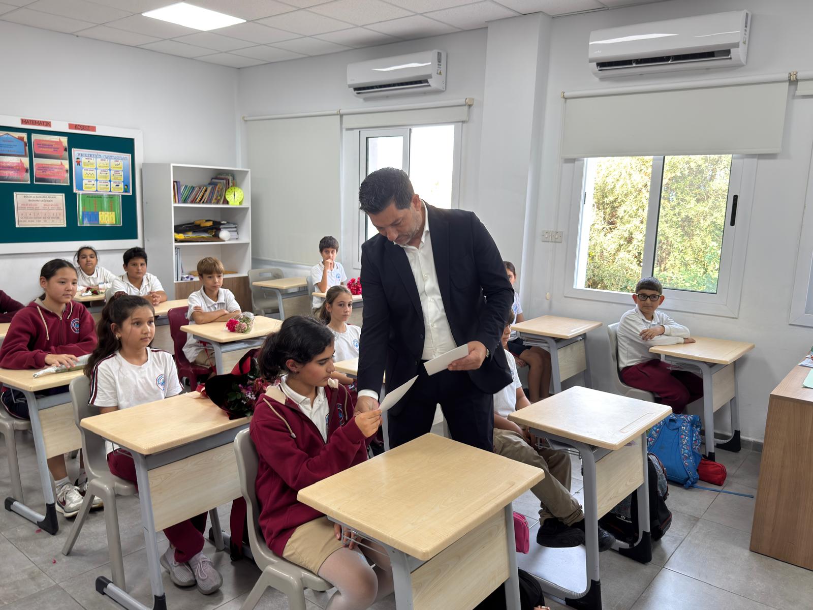 Kırok, Atatürk Büstüne çelenk koydu, öğrencilere özel fotoğraflar armağan etti