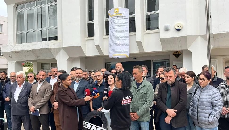 Turgay Deniz’e siyah çelenk verildi: Sendikalardan Ticaret Odası önünde protesto ve boykot çağrısı