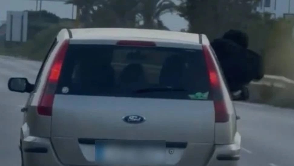 İnsan hayatını tehlikeye atan sürücü ile yolcuya ceza kesildi