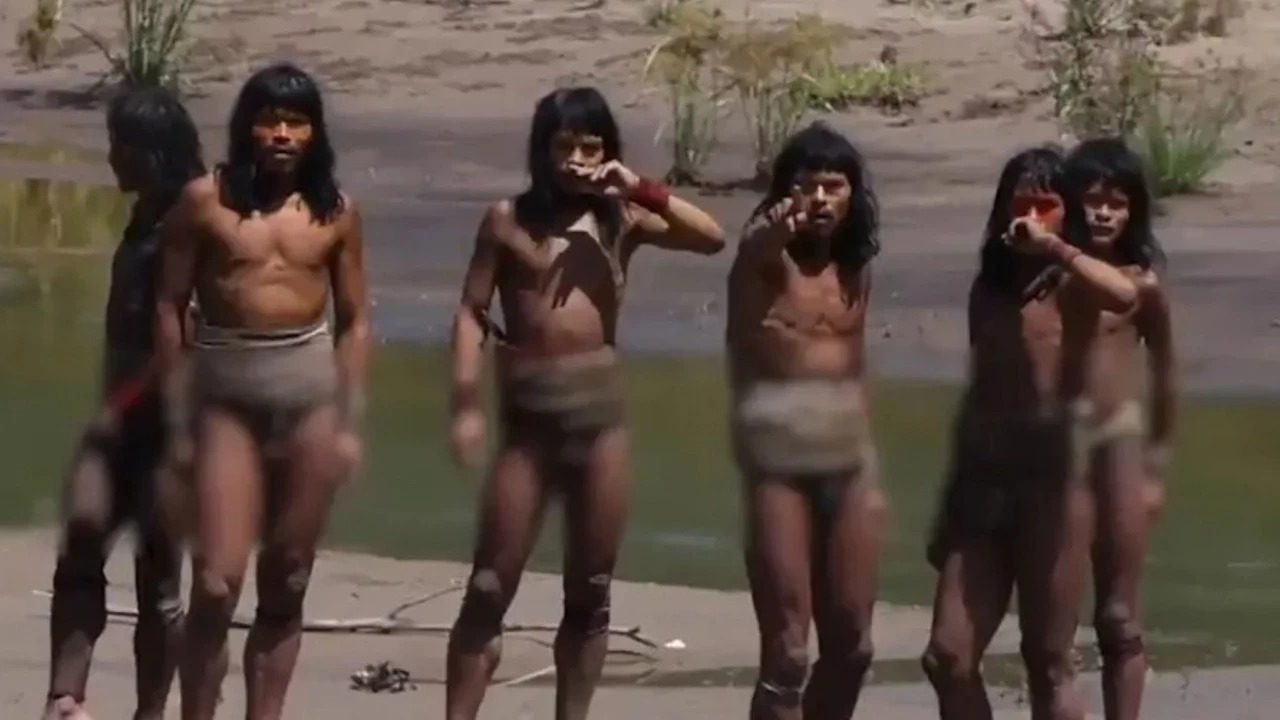 Dış dünya ile ilk temasları: Amazon kabilesinin yeni fotoğrafları ortaya çıktı