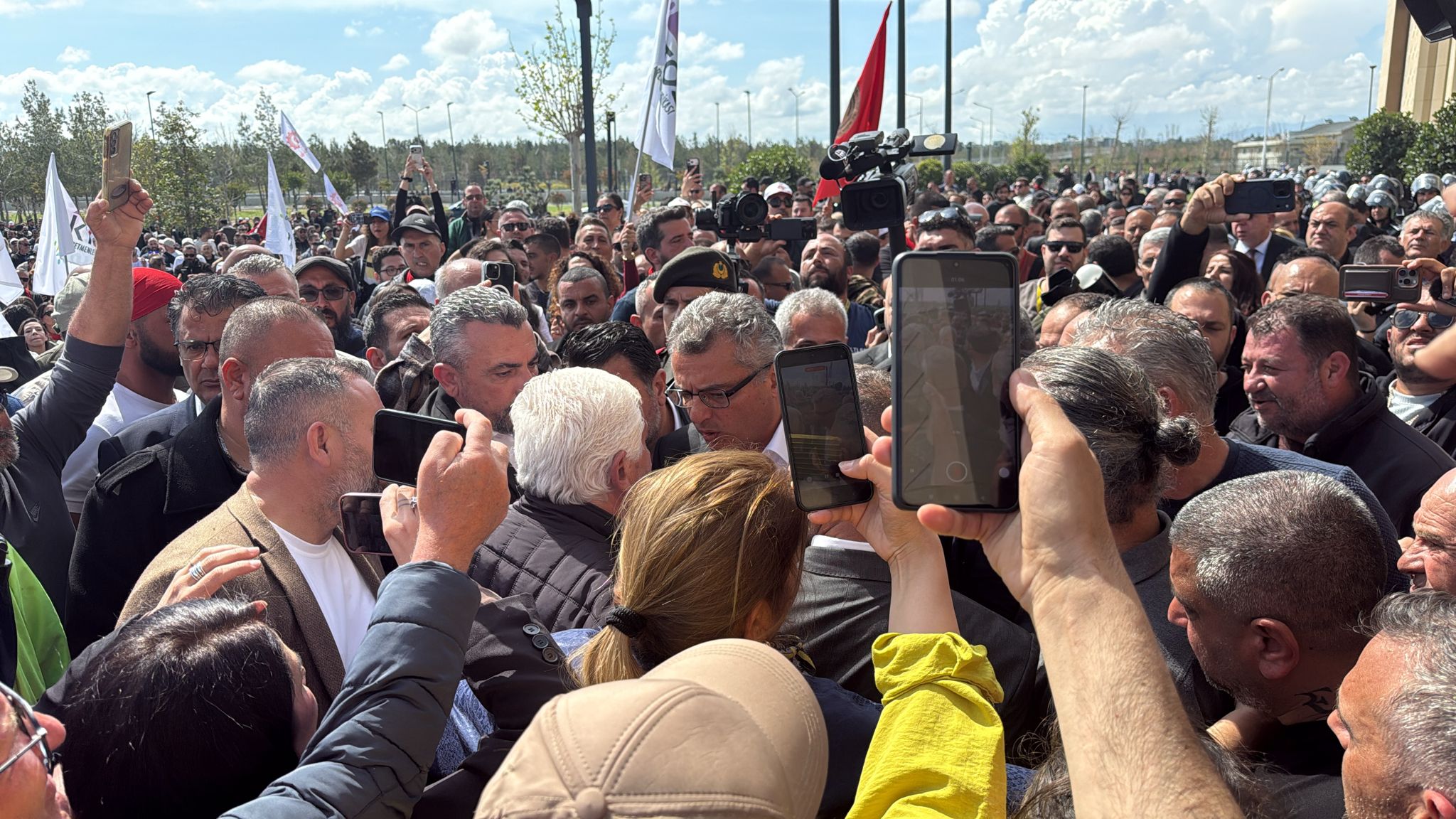 Erhürman sendika başkanları ile toplantıya girdi