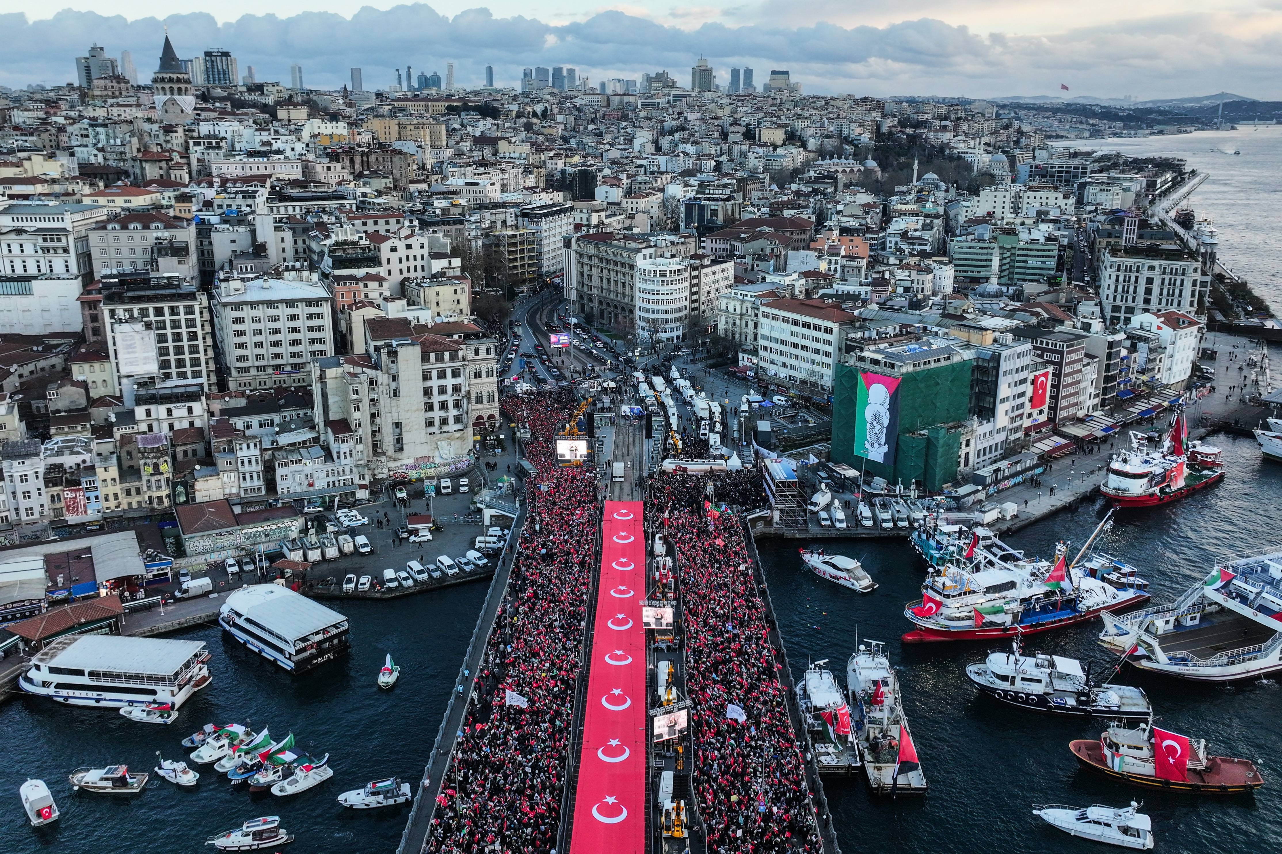Filistin'e destek için yüz binler Galata Köprüsü'nde buluştu