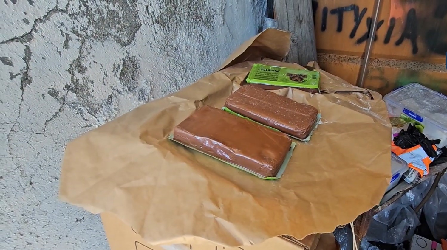 Rum polisi 200 kilodan fazla uyuşturucu, silah ve patlayıcı ele geçirdi