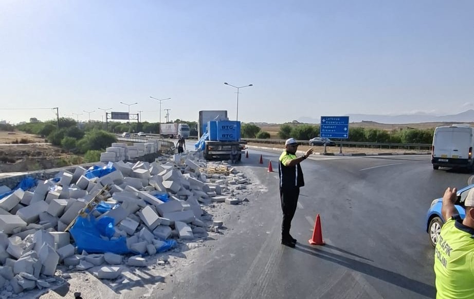 Beton tuğlalar anayola devrildi