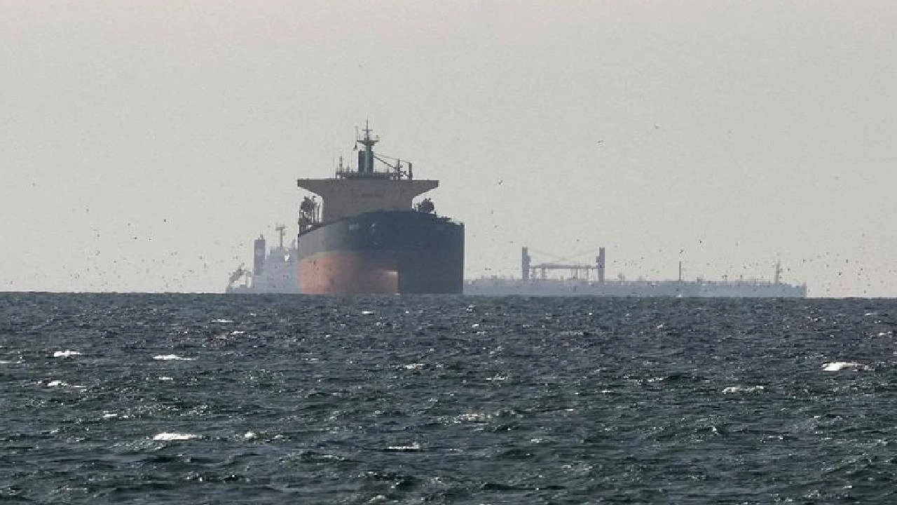 Katar açıklarında petrol tankeri vuruldu... Hayatını kaybedenler var
