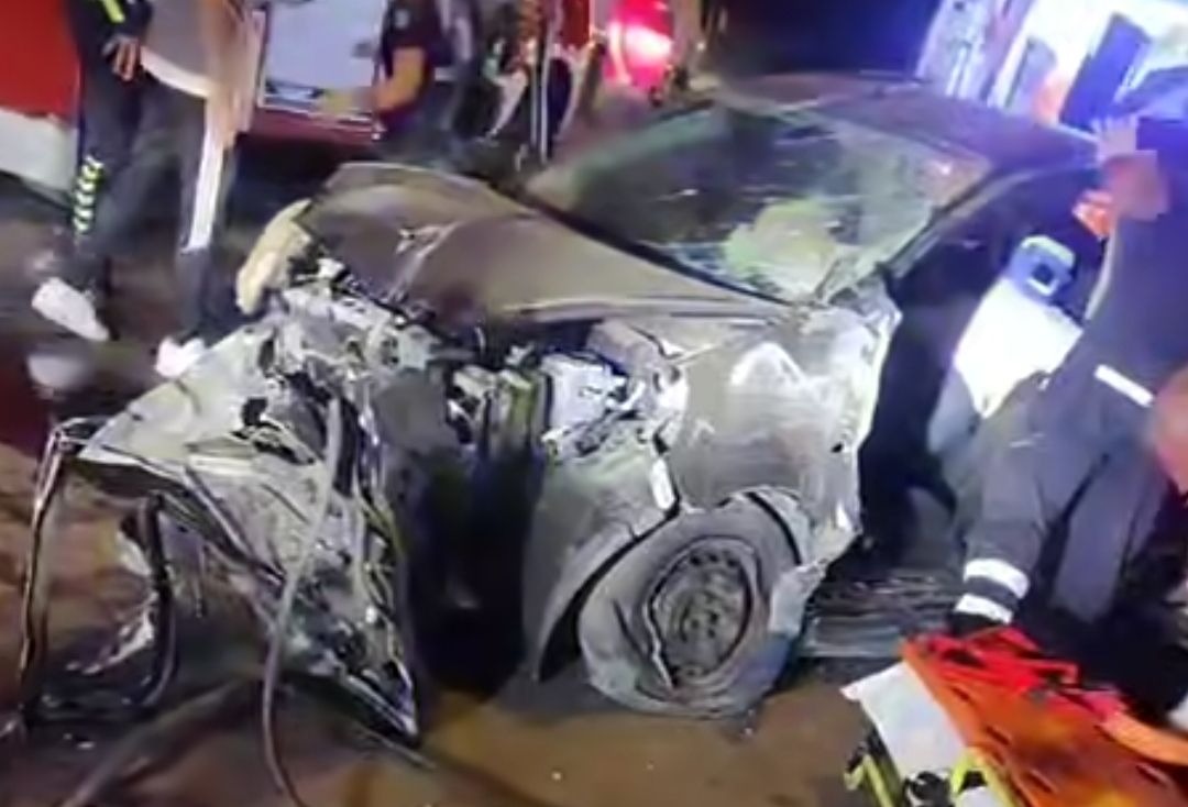 Aydınlatma direğine çarpıp takla attı: 1'i çocuk 3 yaralı