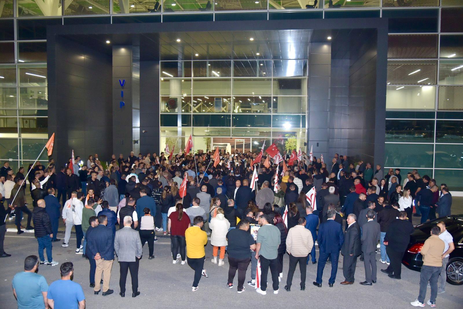 Üstel, davul zurnayla karşılandı