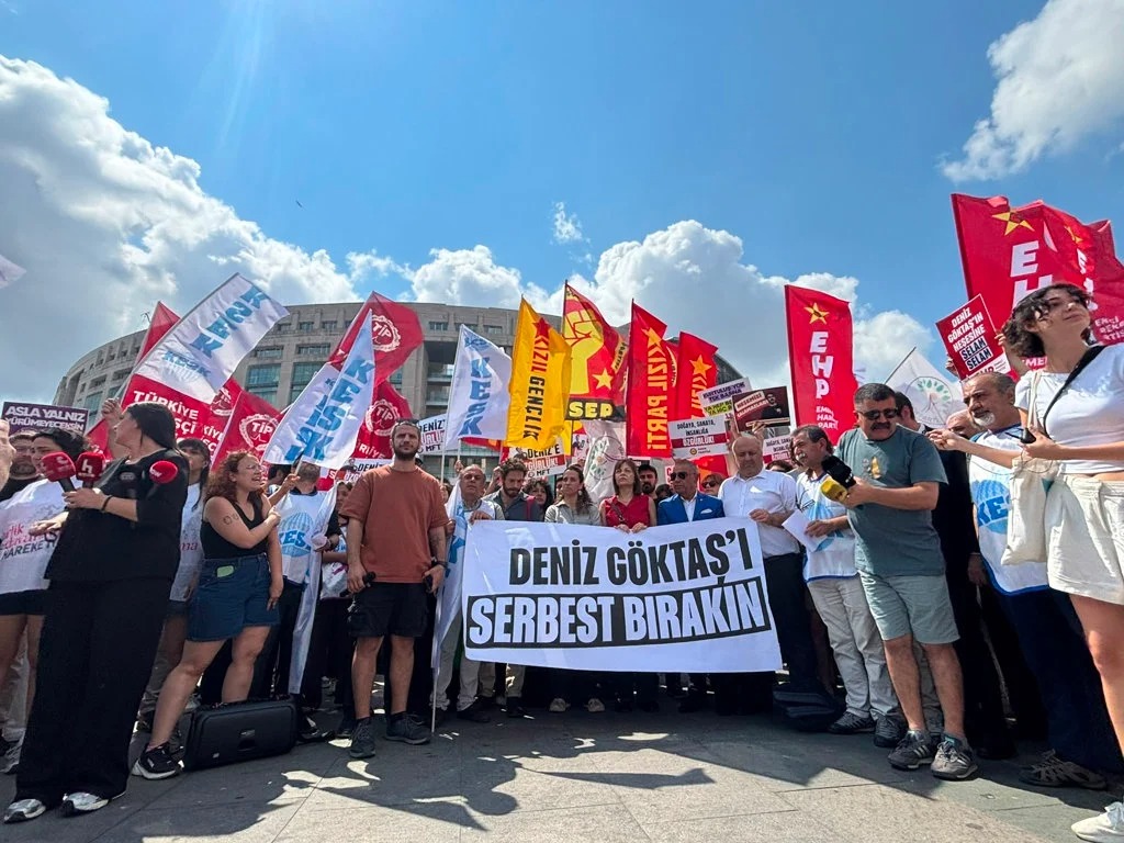 Komedyen Deniz Göktaş ifade verdi: Adliye önünde protesto...