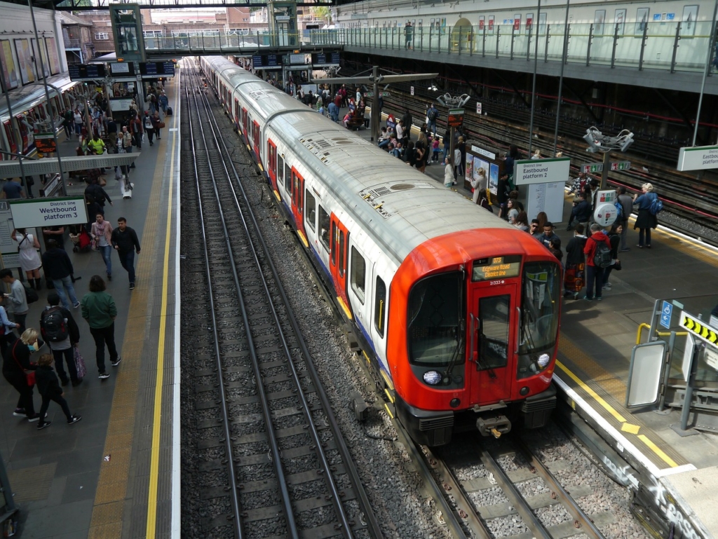 Londra'da aşırı sıcak hava ve yağış raylı ulaşımı felç etti