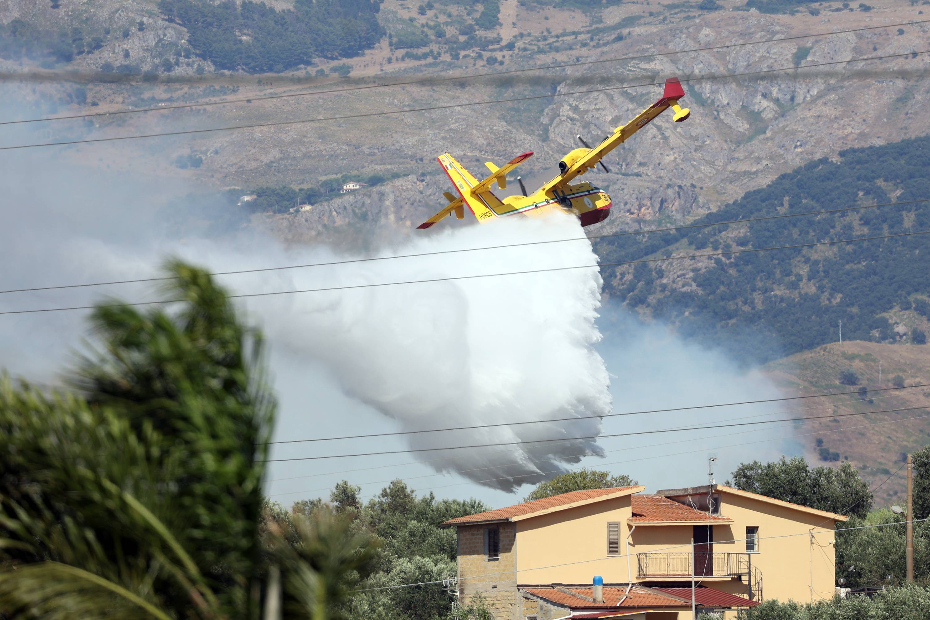 Sicilya Adası'ndaki orman yangını yerleşim yerlerini tehdit ediyor
