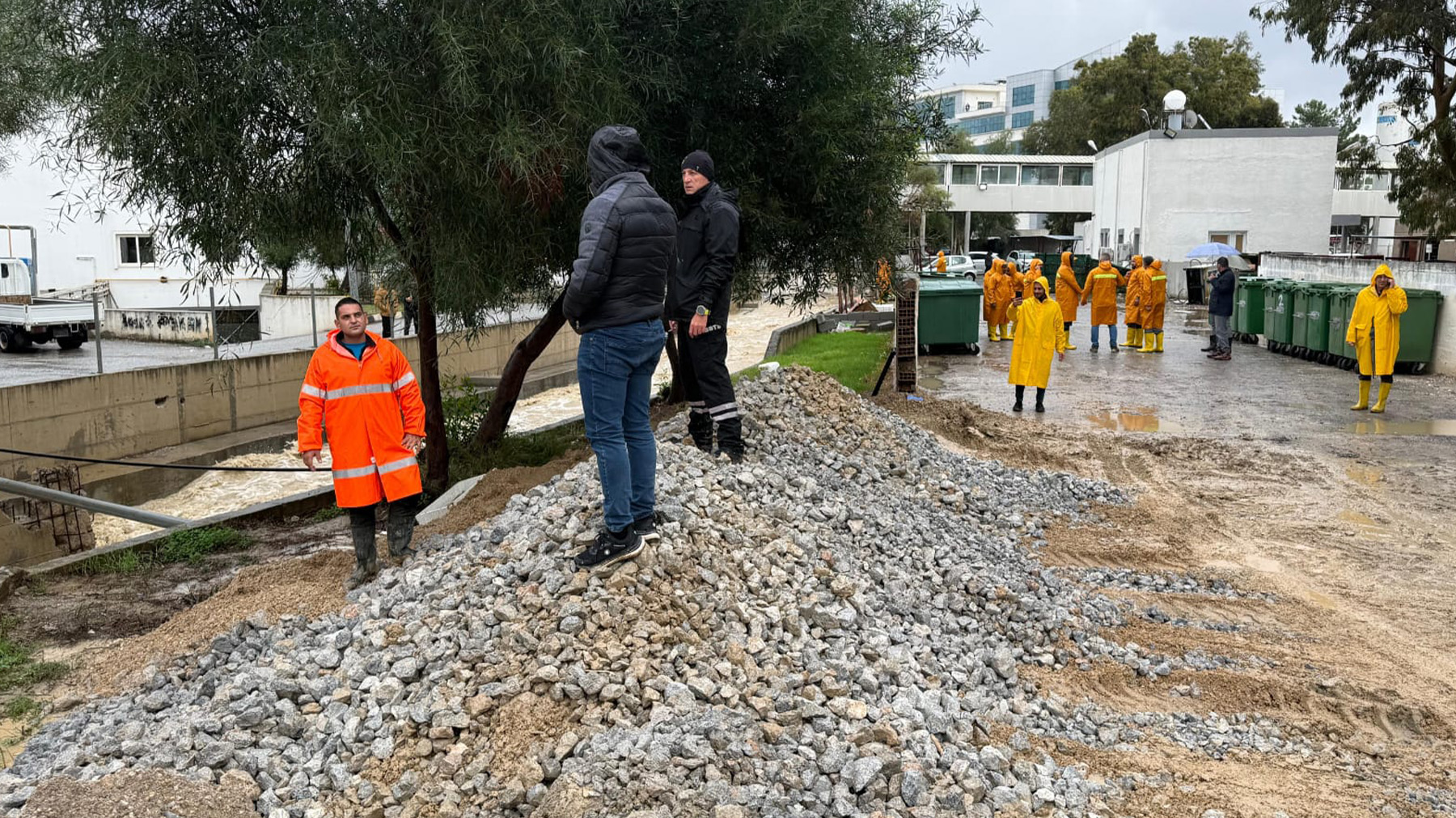 Nalbantoğlu Devlet Hastanesi içinden geçen dereye bent çalışması yapılıyor
