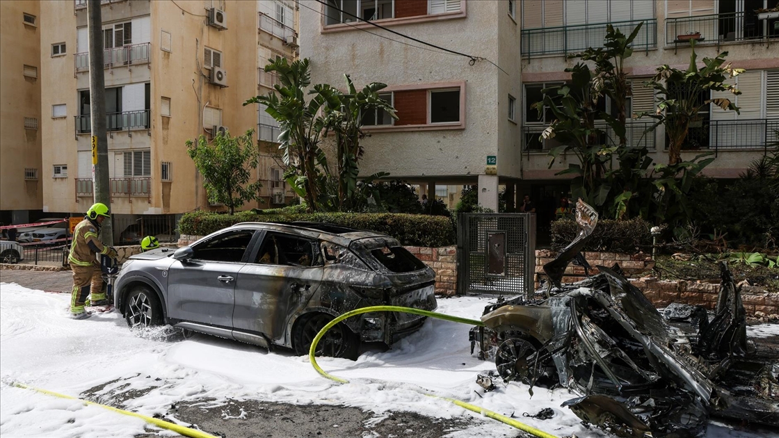 İran’dan füze yağdı: 15 füze parçası Tel Aviv ve çevresine isabet etti