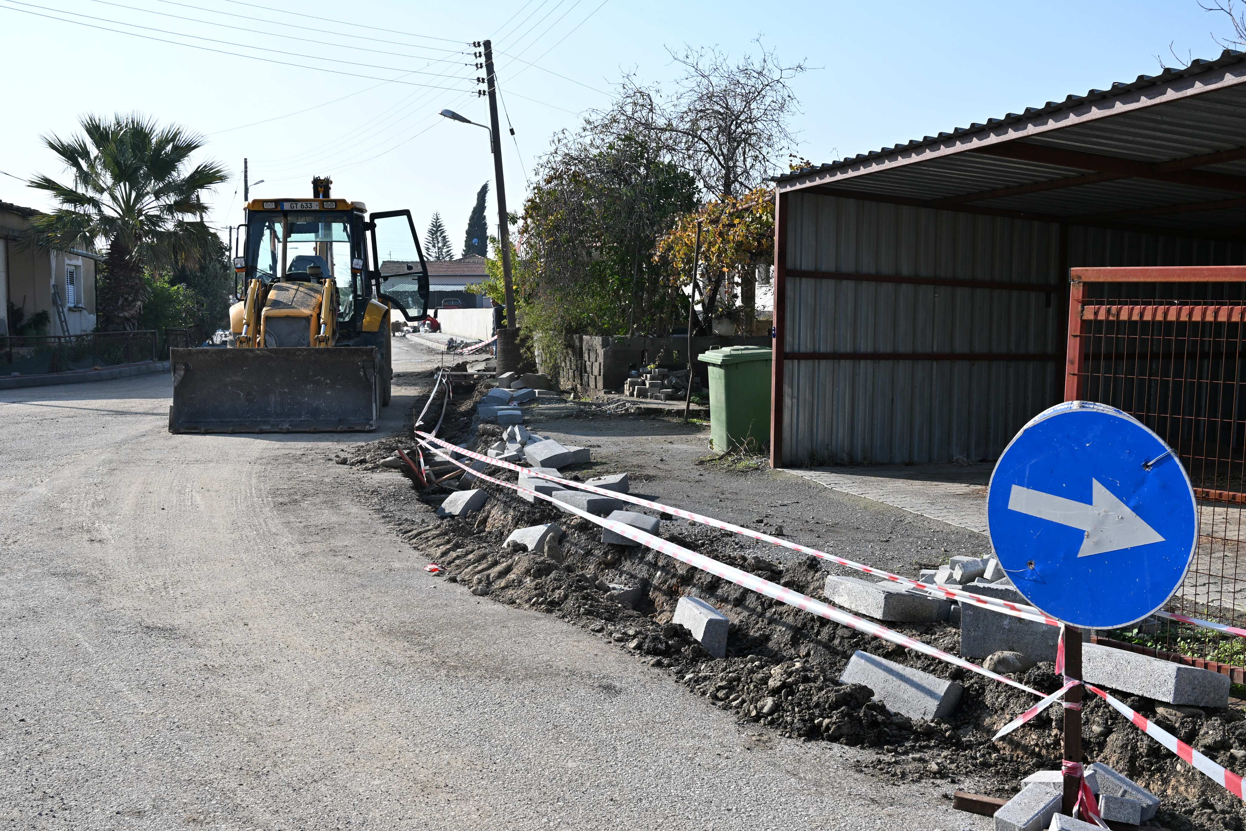 Güzelyurt Belediyesi kaldırım çalışmalarını Yuvacık'ta sürdürüyor