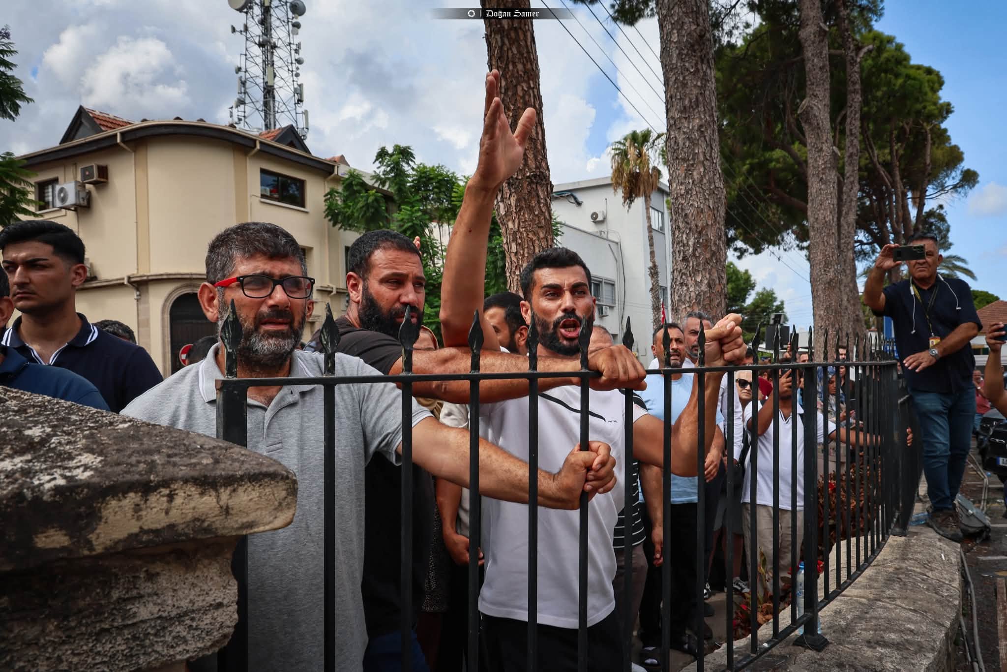 Mahkeme sonrası öfke taştı… Aileler zanlıların götürüldüğü araca yöneldi