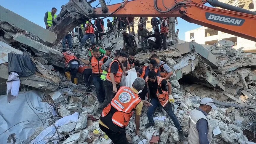 Gazze'de İsrail saldırısında hasar gören bina çöktü... 5'i çocuk 11 kişi hayatını kaybetti