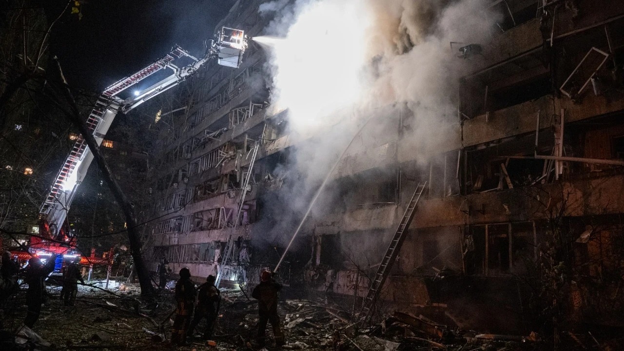 Kiev'de can pazarı… Rusya balistik füze ile vurdu