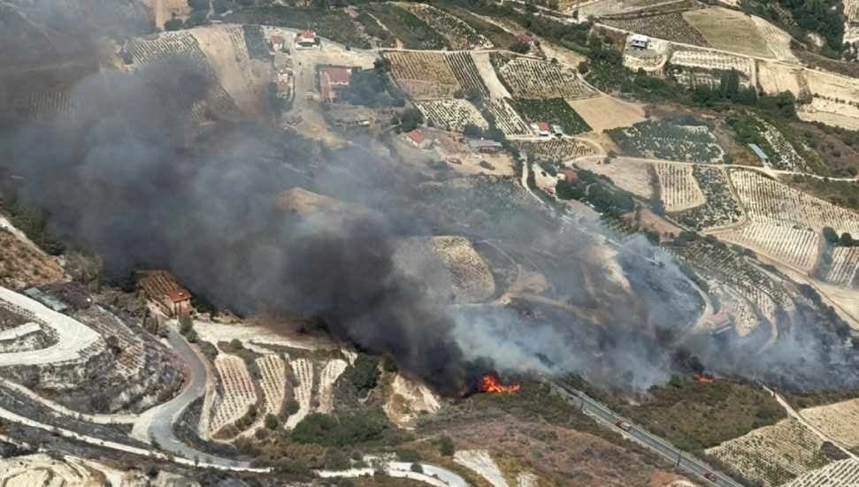 Güney Kıbrıs’ın Omodos Bölgesi’nde yangın