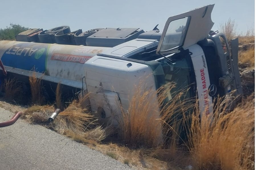 İskele-Ercan yolunda kaza: Mazot yüklü tanker devrildi