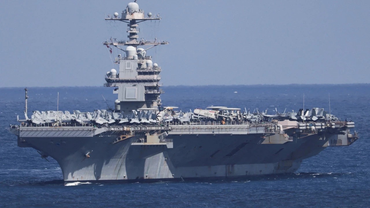 Dünyanın en büyük uçak gemisinde yangın çıktı, rotayı Girit'e kırdı