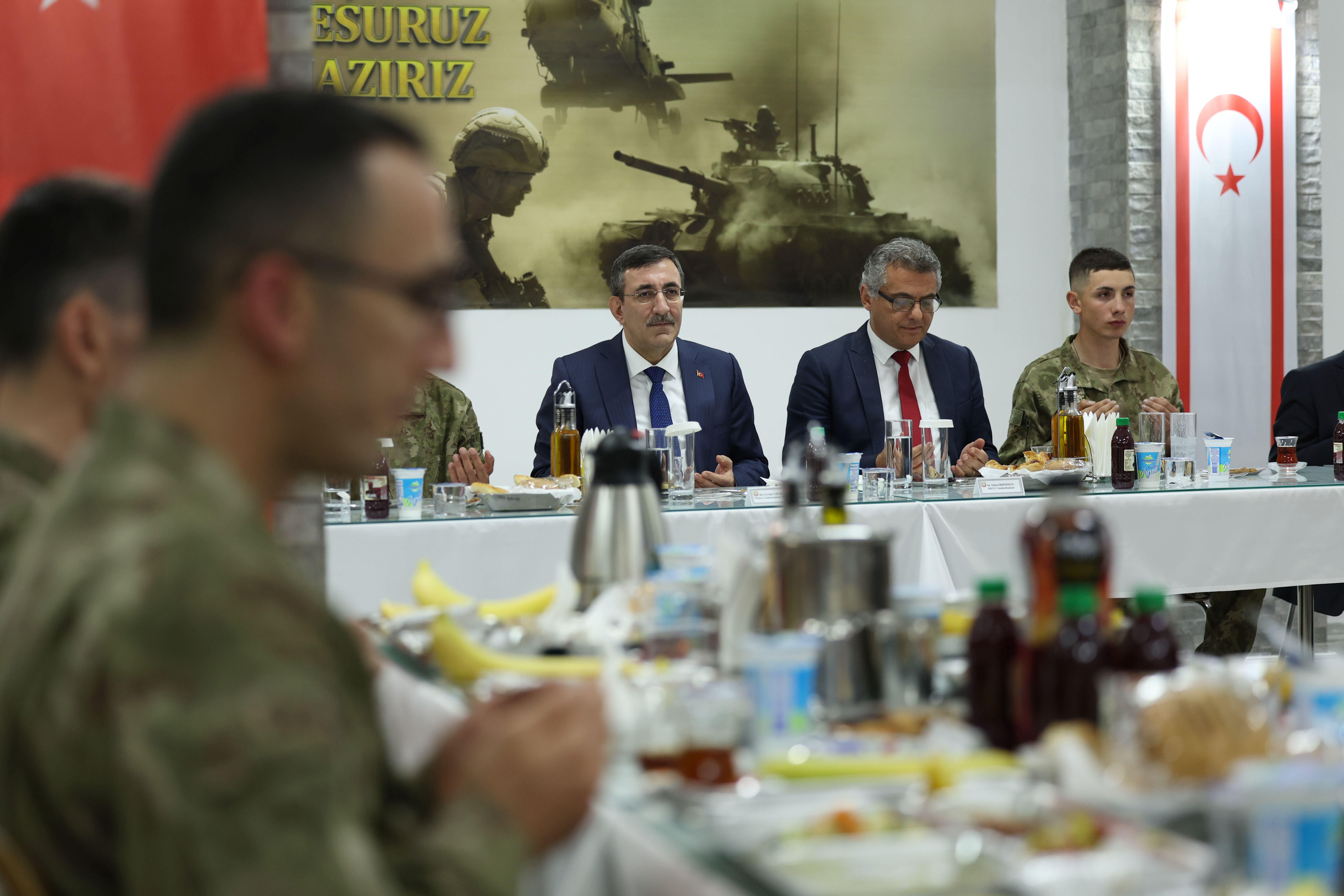 Yılmaz, Mehmetçik’le iftar yaptı