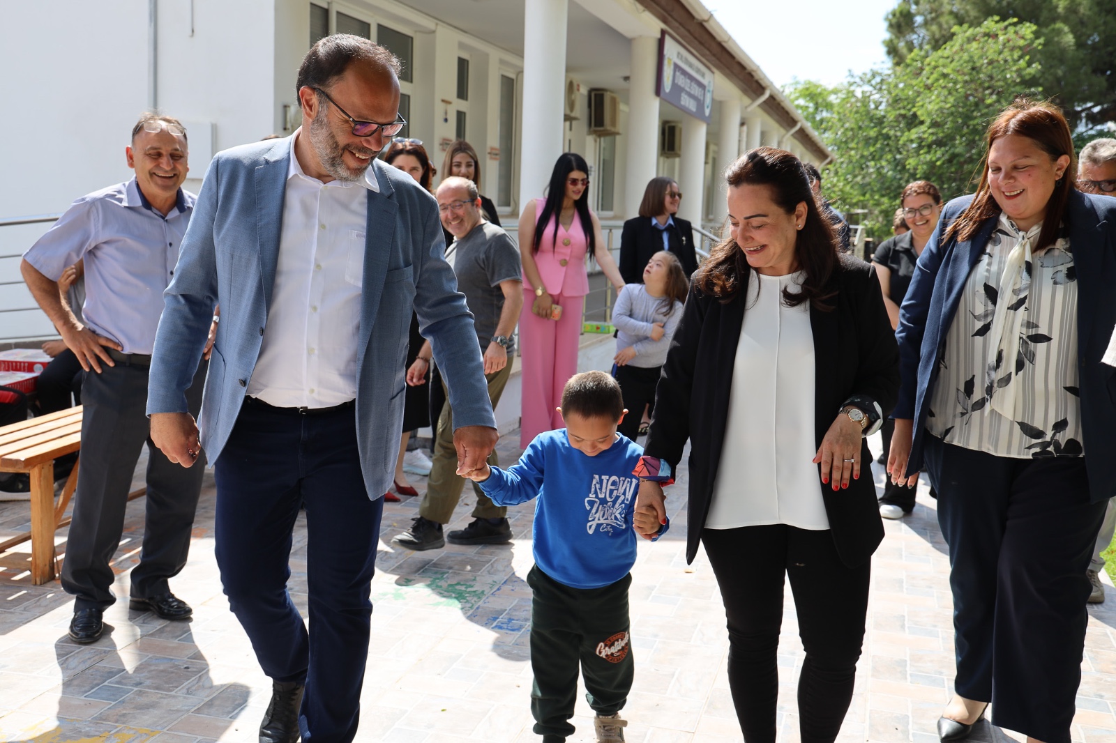 Sadıkoğlu, Ötüken Özel Eğitim Okulu’nu ziyaret etti