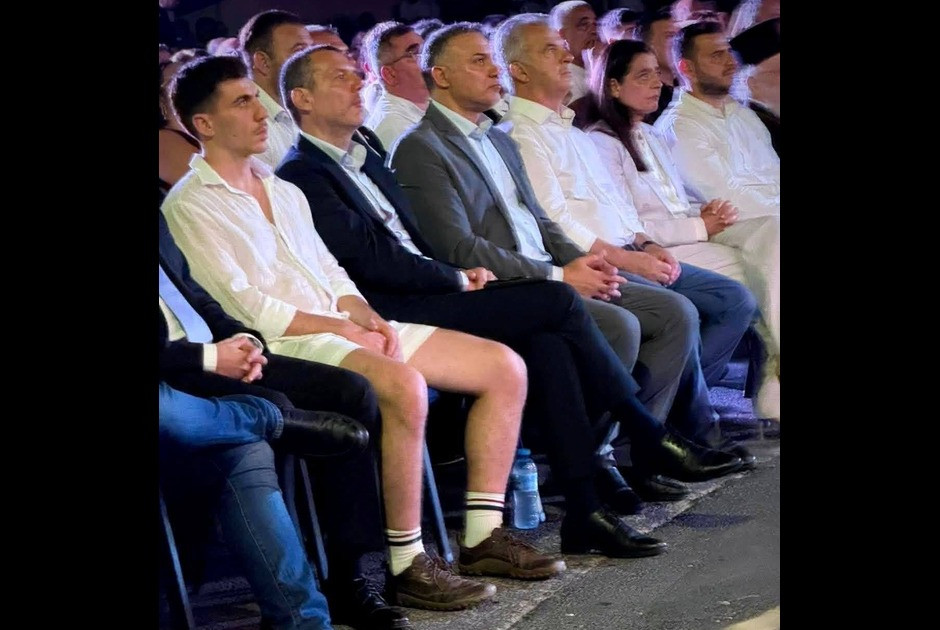 Rum milletvekili Fidias'ın anma törenindeki kıyafeti tepki çekti