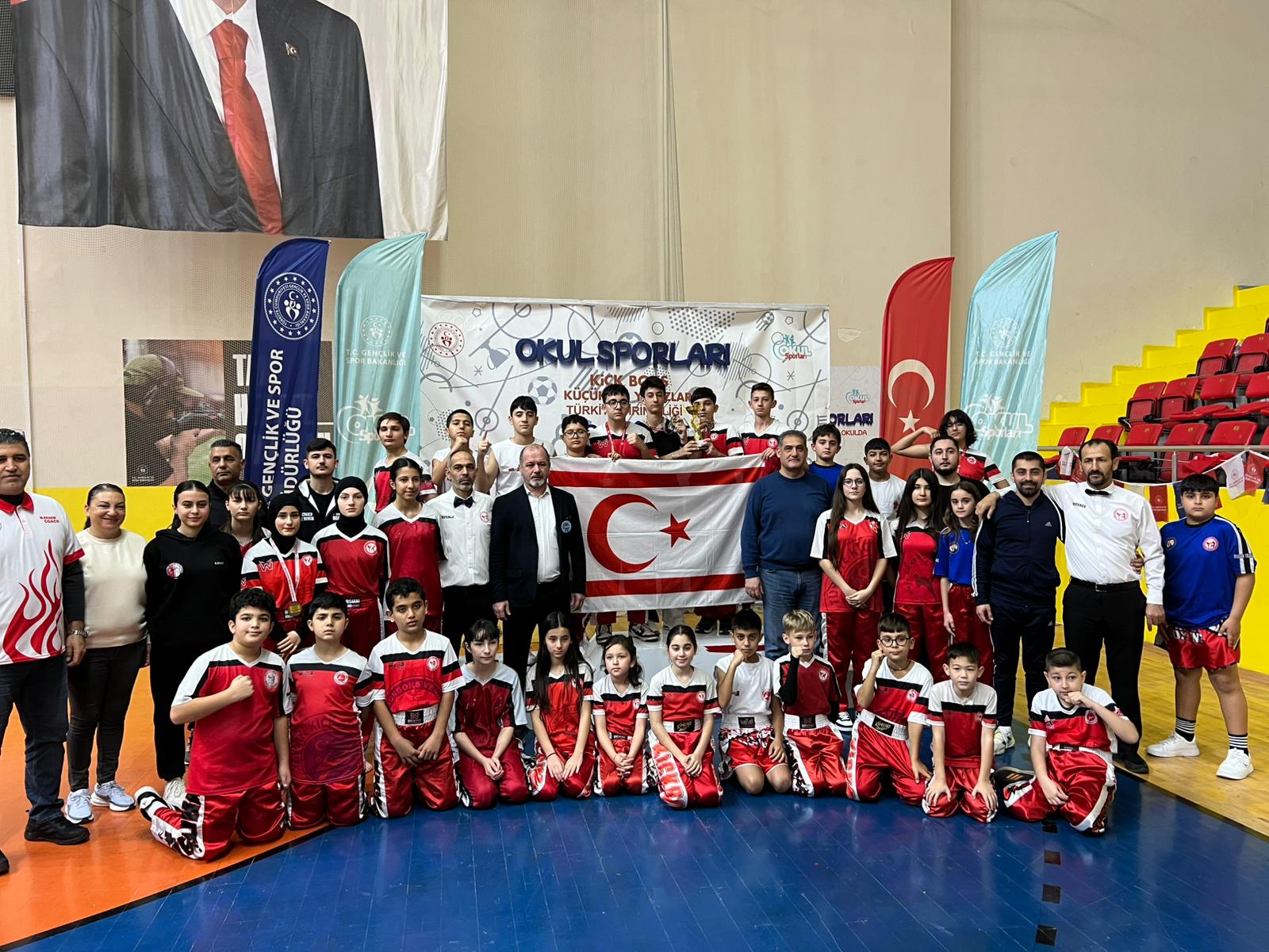 Kick Boks kafilesi madalyalarla adaya dönüyor