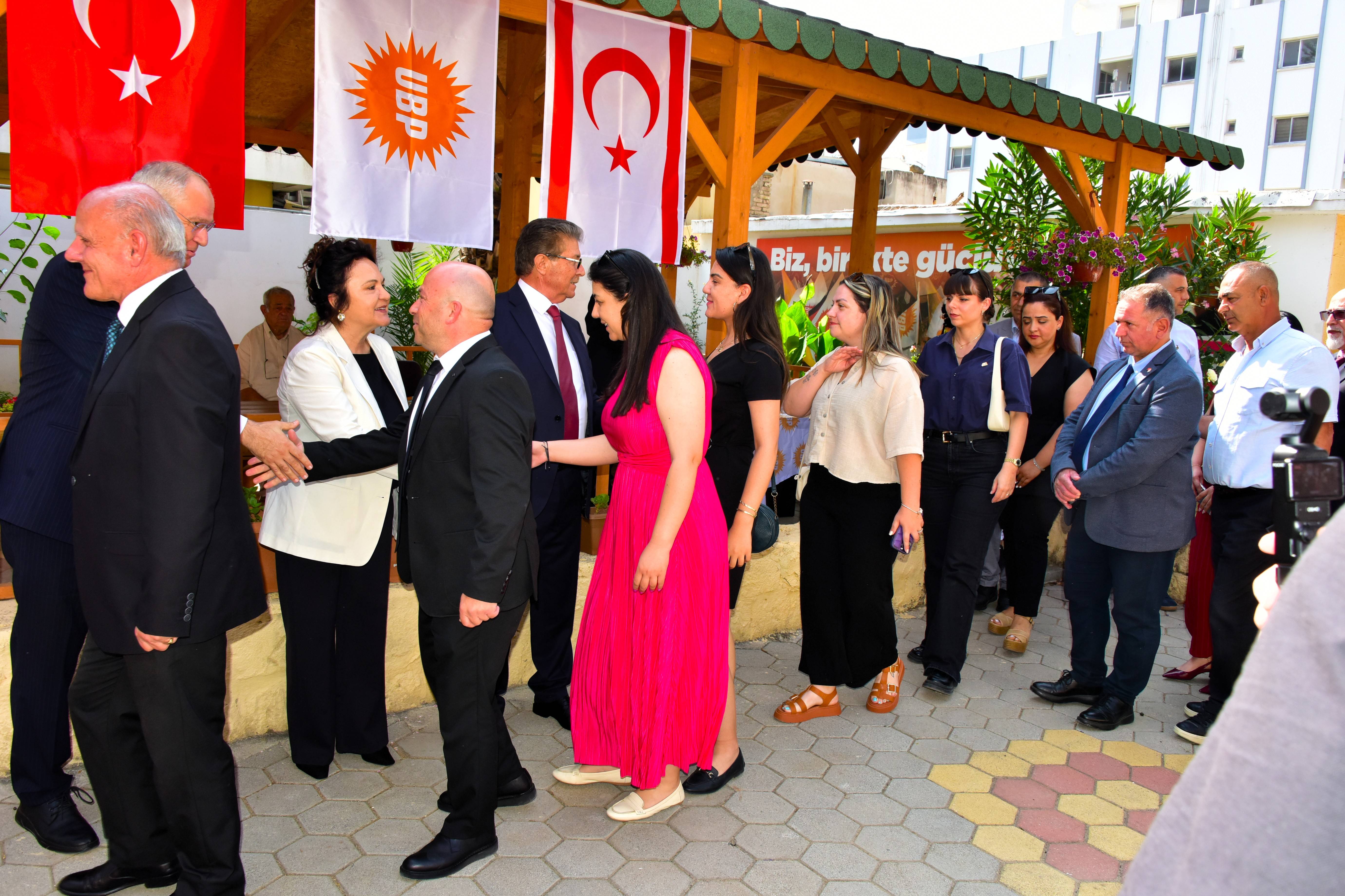 Başbakan Üstel, UBP Genel Merkezi’nde partililerle bayramlaştı