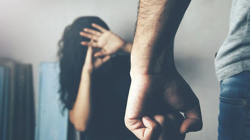 Boşanma aşamasında olduğu eşini darp etti