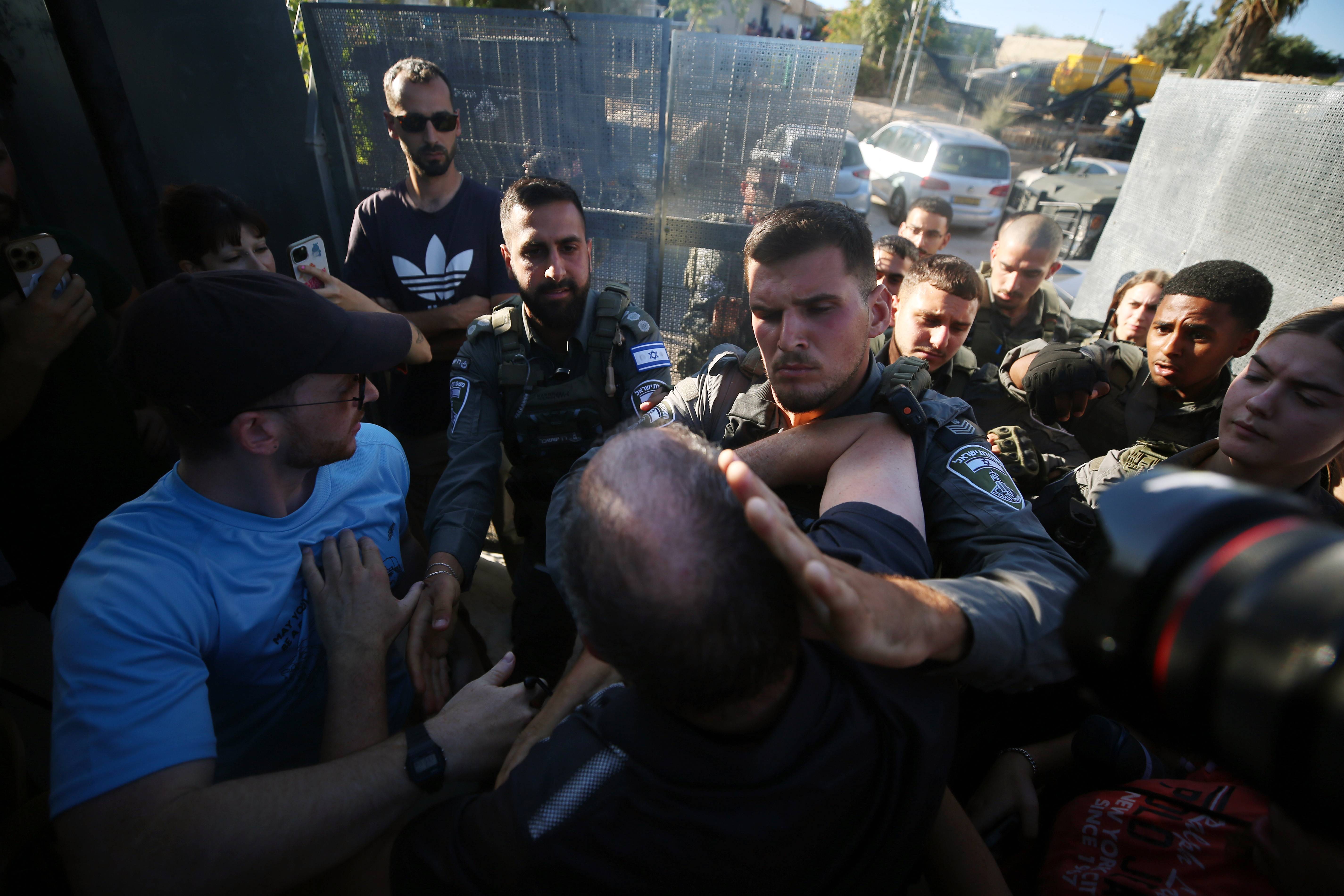 İsrail güçleri, Filistinli aktivist Hadalin'i anma törenine katılan İsrailli milletvekili Cassif'e saldırdı