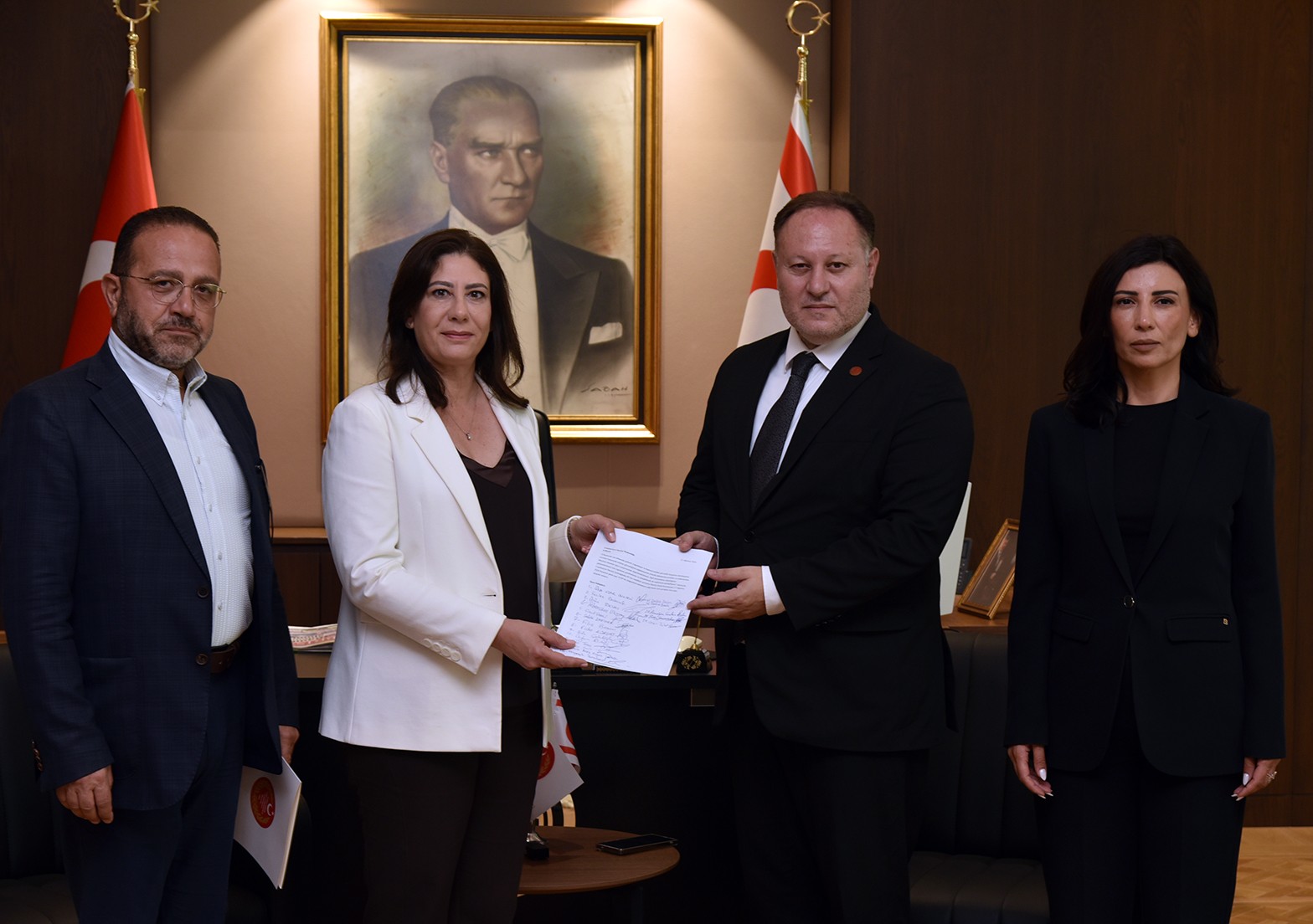 Meclis’in olağanüstü toplanması için 19 milletvekilinden imza