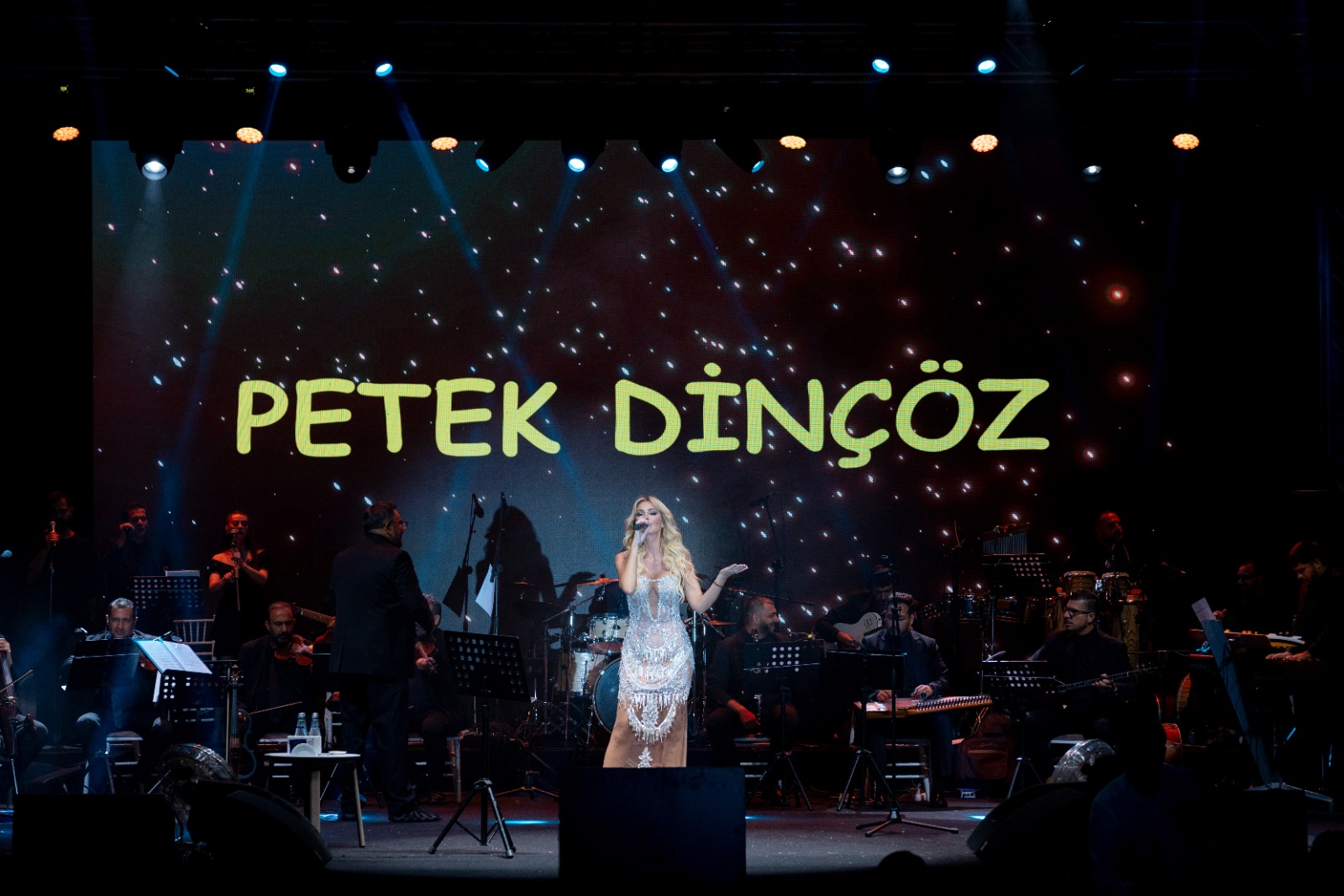Petek Dinçöz İskele’de sahne aldı...
