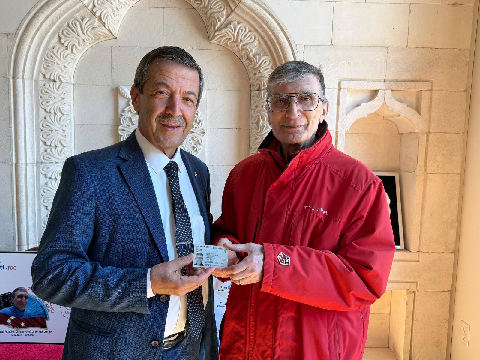 Ertuğruloğlu, Aziz Sancar’a KKTC kimlik kartını takdim etti