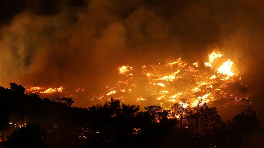 Girit Adası'ndaki yangın yerleşim yerlerine sıçradı