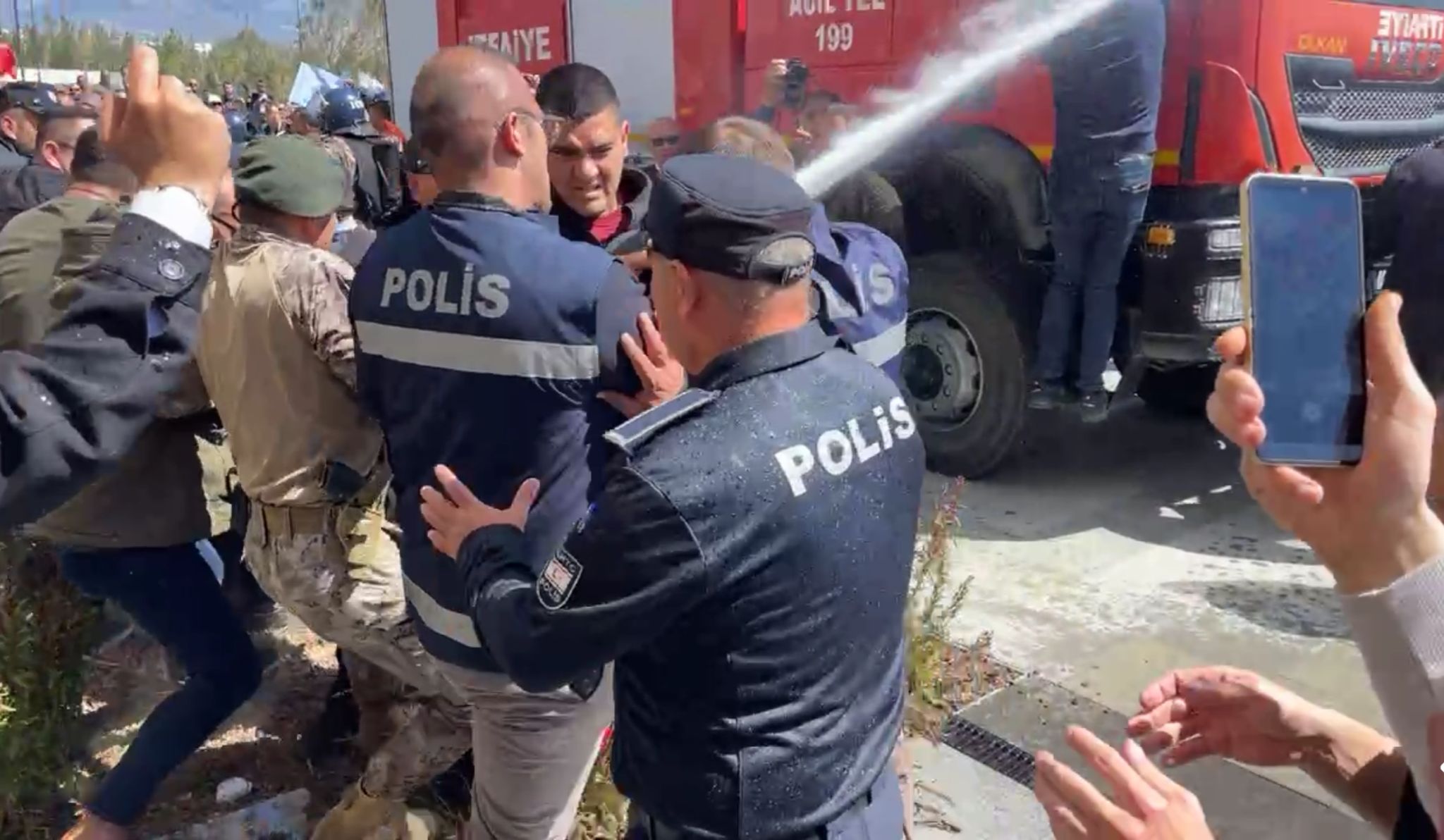 Meclis içine girmeye çalışan eylemcilere tazyikli su ve biber gazlı müdahale