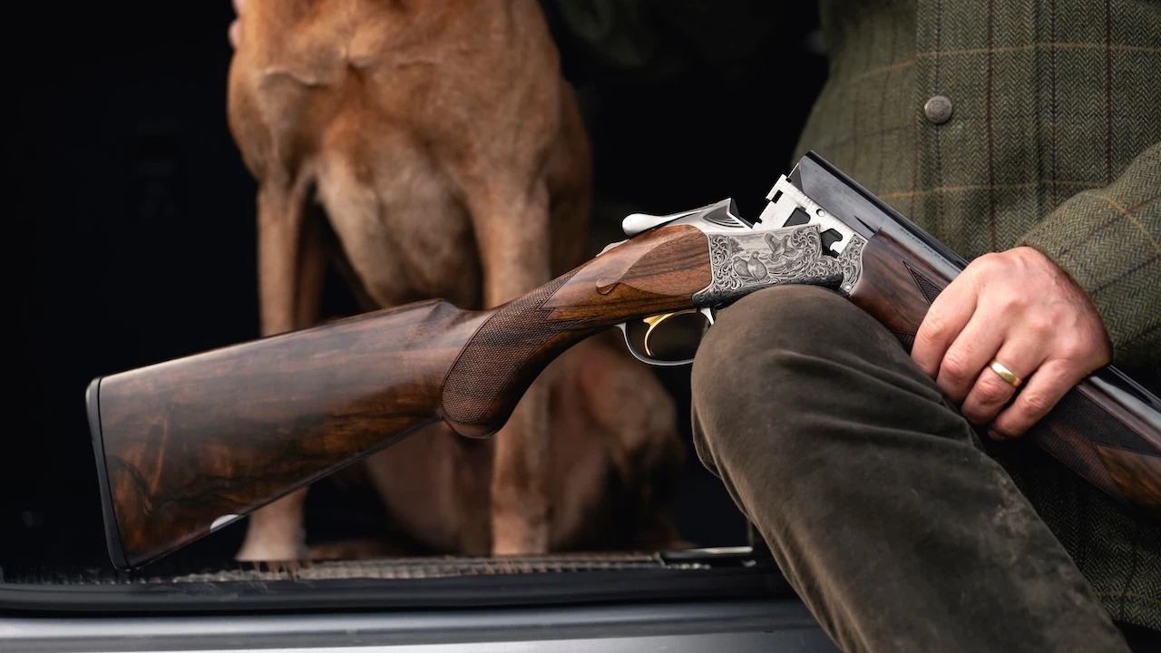 Köpek, tüfekle adamı vurdu