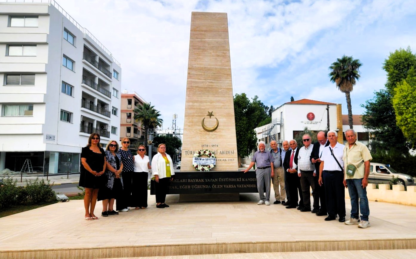 Avustralya’da yaşayan Kıbrıslı Türkler, Lefkoşa’daki anıtlara çelenk bıraktı