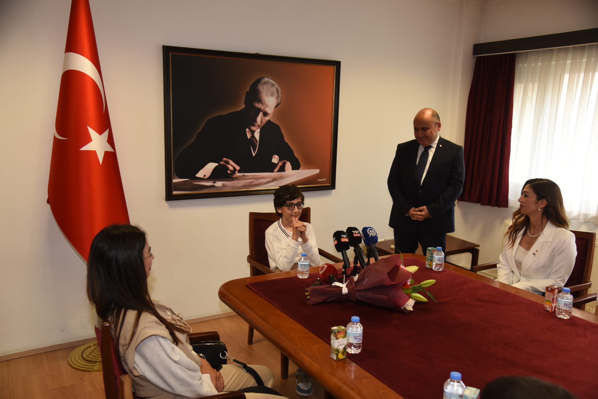 Başçeri, öğrencileri kabul etti: Çocuklar, geleceğin teminatıdır