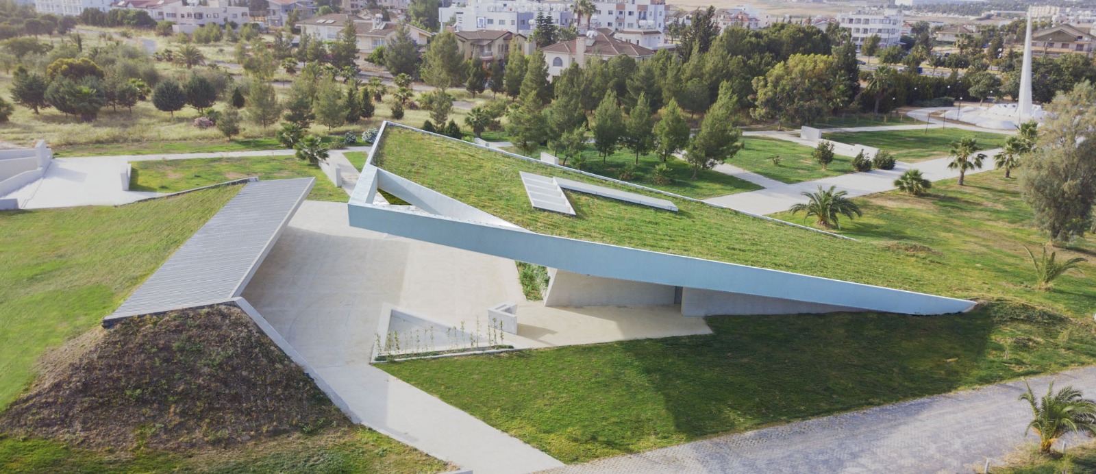 Anıt mezara personel atanıyor: Denktaş'tan Erhürman'a teşekkür