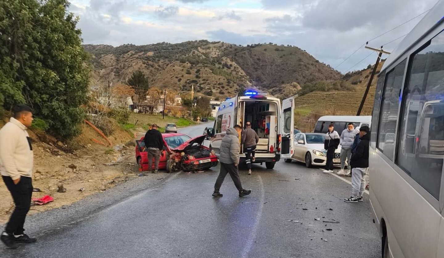 Öğrenci minibüsü ile otomobil çarpıştı: Sürücü ve iki çocuk yaralandı