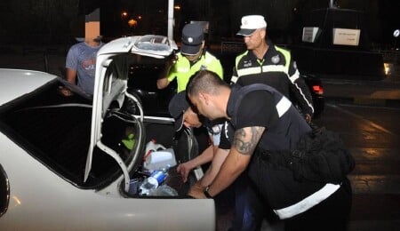 Aracında gümrüksüz haplar ve ilaç ampulleri bulundu