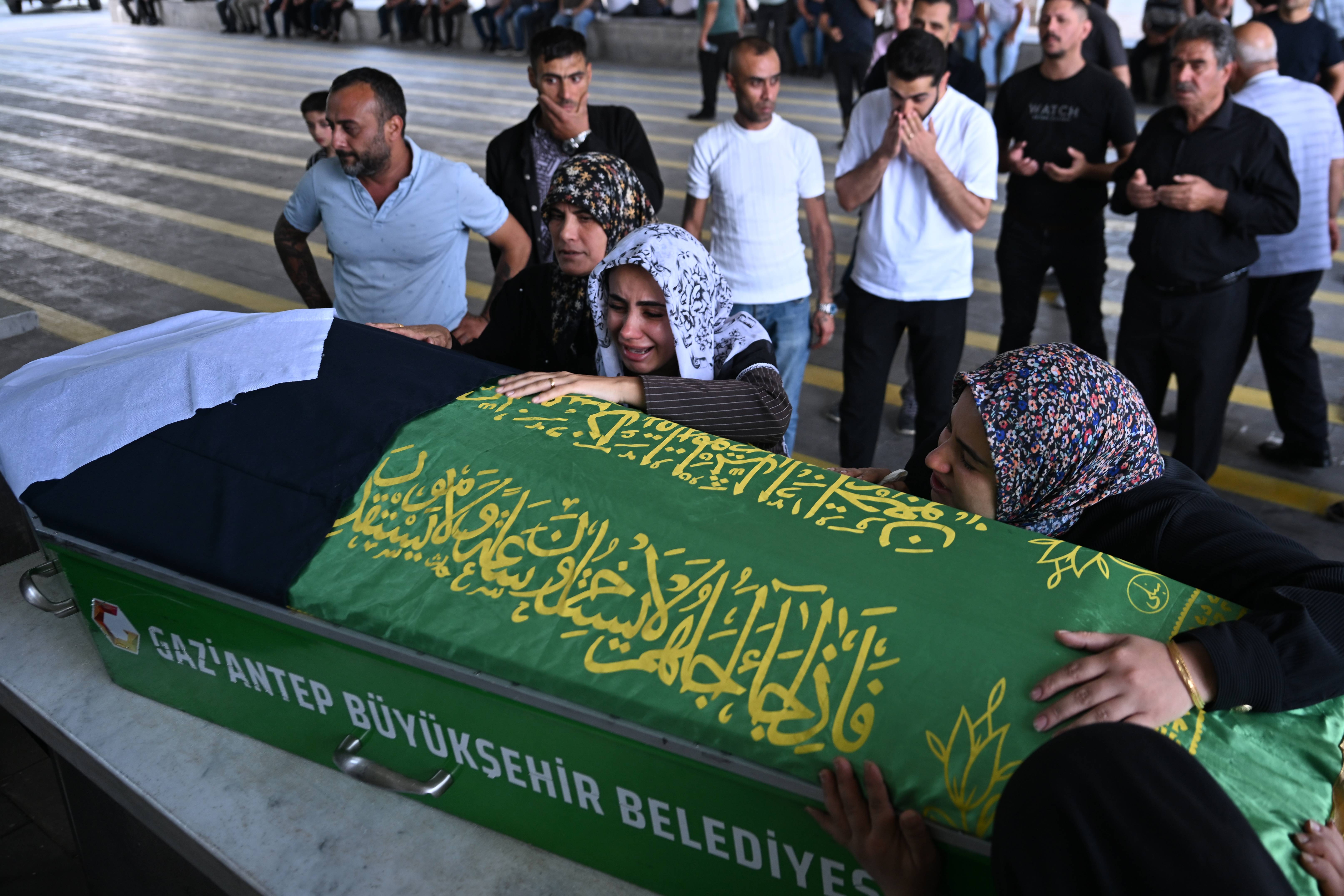 Girne’de batan yolcu gemisinde hayatını kaybeden 14 yaşındaki Nisa Törer'in cenazesi Gaziantep'te defnedildi