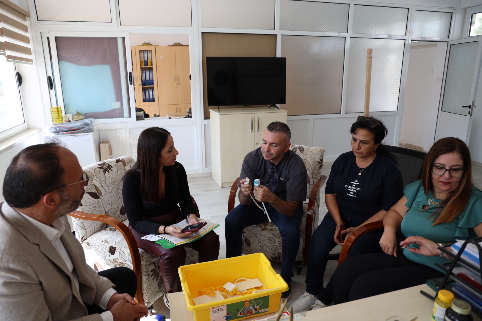 İskele Belediyesi, Şehit İlker Karter İlkokulu’na Lego spike seti hibe etti