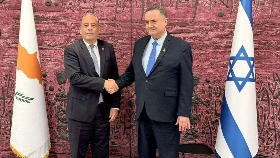 Rum Savunma Bakanı İsrail’i ziyaret ederek, Katz ile görüştü