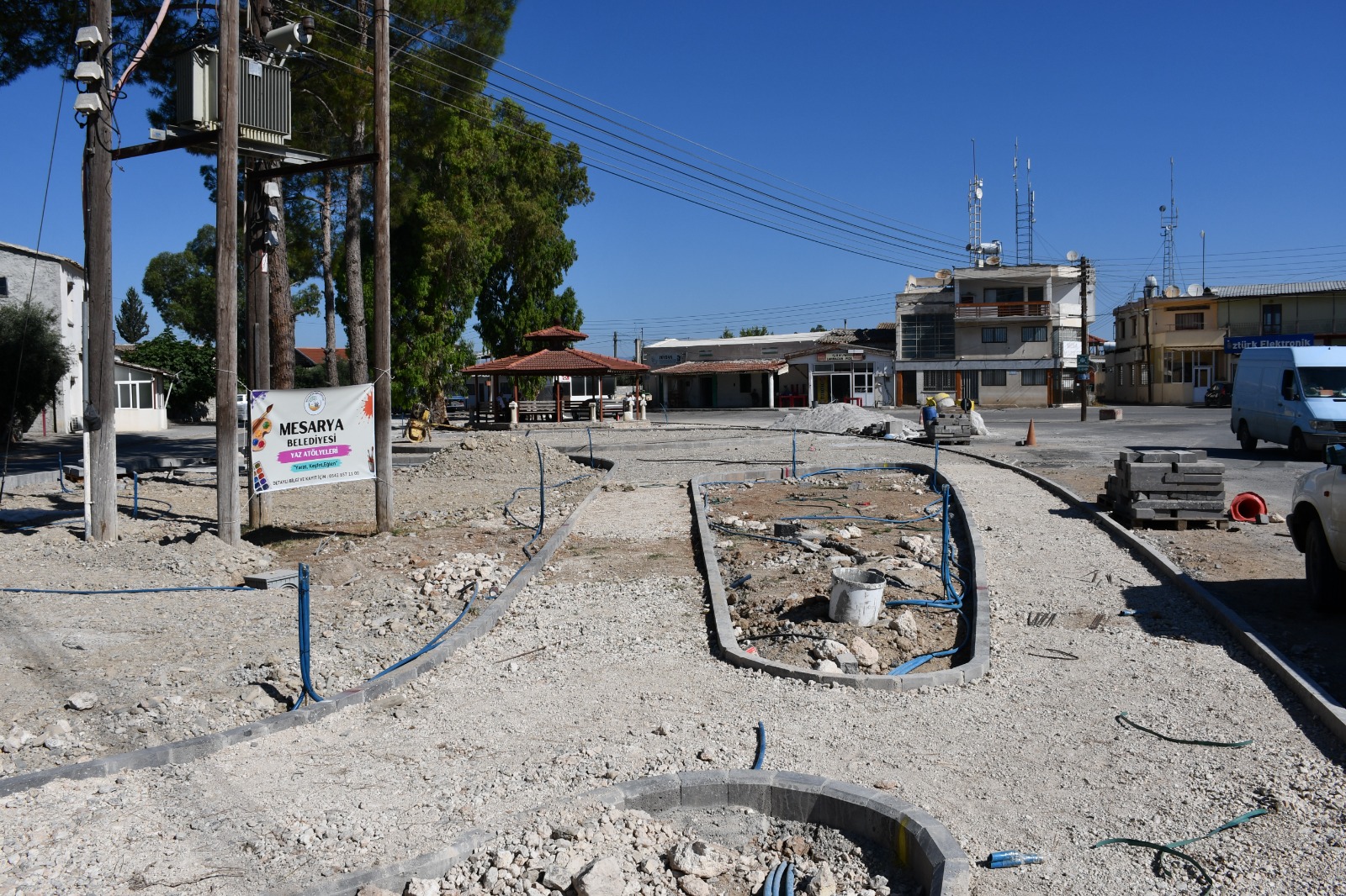 Mesarya Belediyesi’nin Dörtyol Köy Meydanı’ndaki düzenleme çalışmaları sürüyor